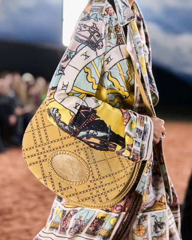 berry谱写的时装旋律开元棋牌自我节拍Bur(图3)